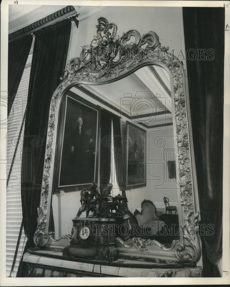 1958 Press Photo Ornate mirror &amp; Louis XIV in mayor&#39;s parlor of Gallier Building - Historic Images