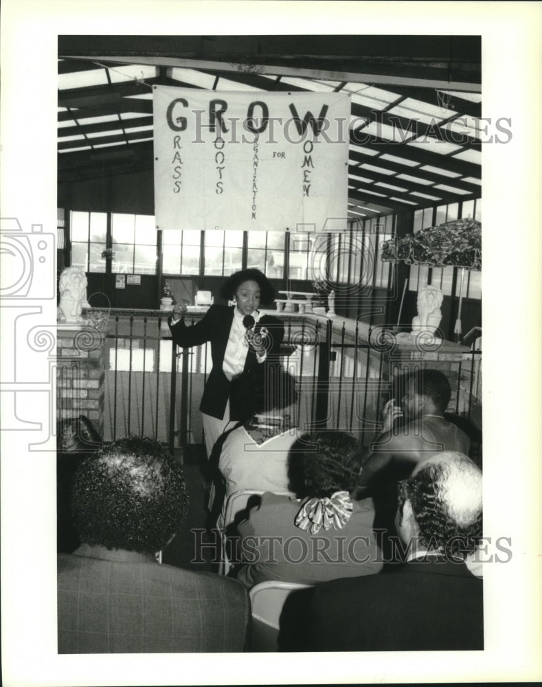 1994 Press Photo Revered Marie Galatas addressing crowd about blue ribbon GROW - Historic Images