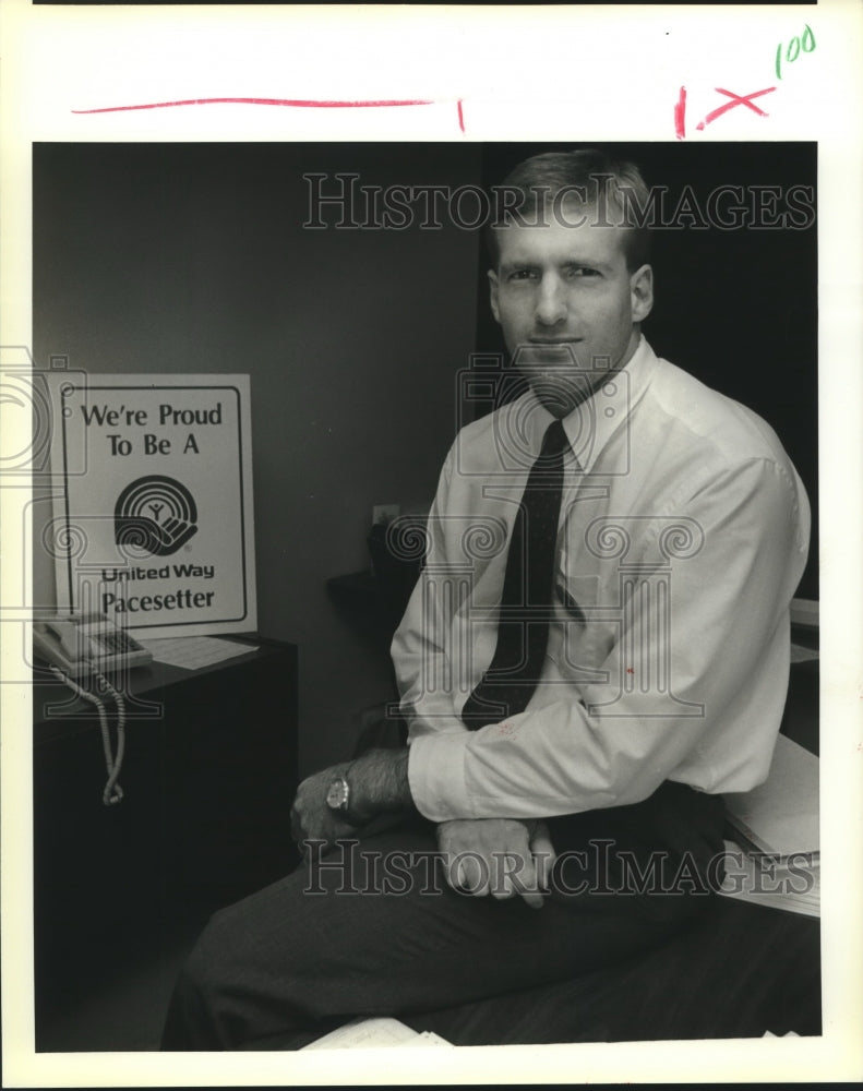 1988 Press Photo Mike Gambrell, financial analyst for Graham Industries Inc. - Historic Images