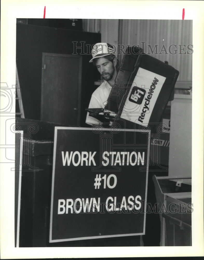 1989 Press Photo Ron Frey unloads recyclable glass into Work Station. - Historic Images