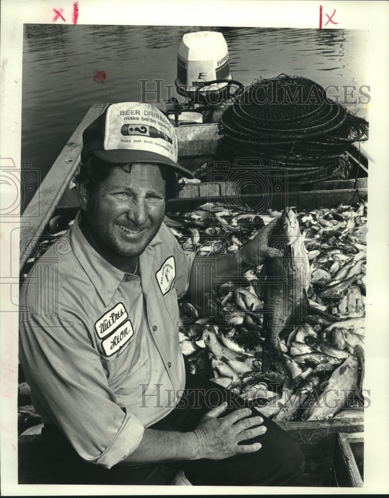 1987 Press Photo Fisherman Leon Fonseca with his catch in Bayou Des Allemands - Historic Images