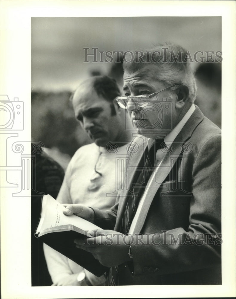 1990 Press Photo Prison Chaplin Nolan Fontenot speaks at Angola grave site - Historic Images