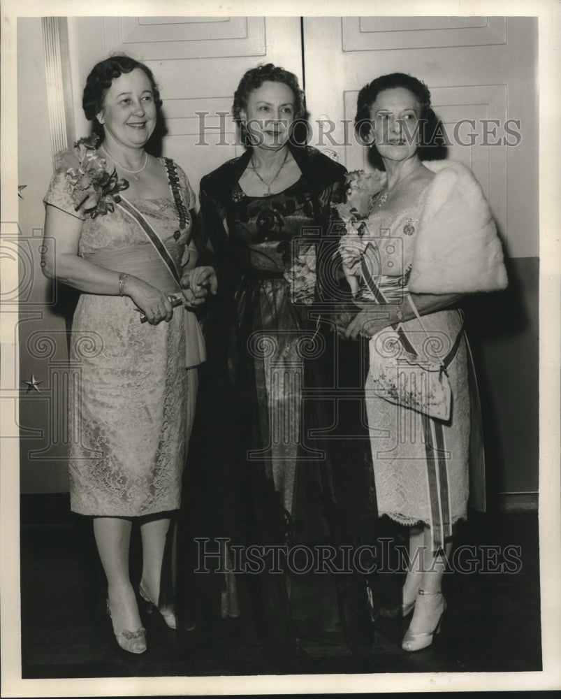 1960 Press Photo Mrs. O.D. Fontenot &amp; others at DAR&#39;s banquet. - nob13330 - Historic Images