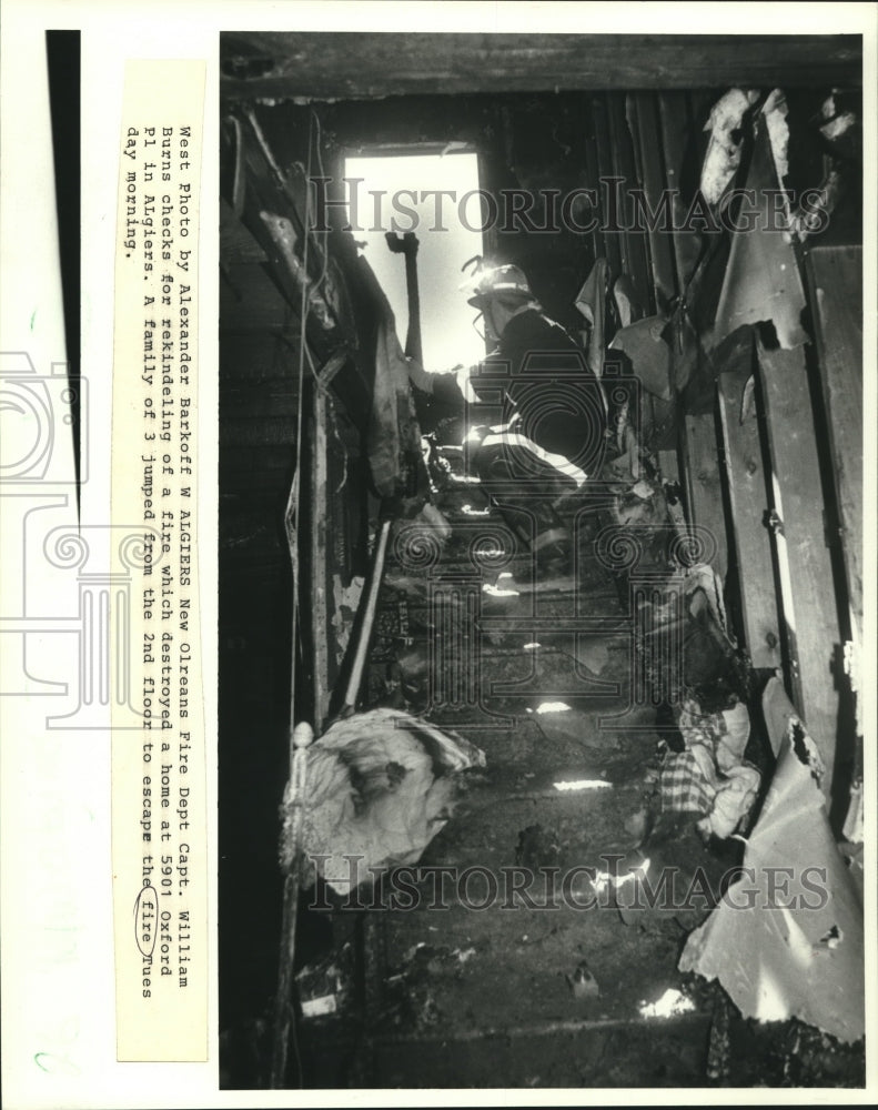 1988 Press Photo Capt. Burns checks for rekindling of house fire in Algiers. - Historic Images