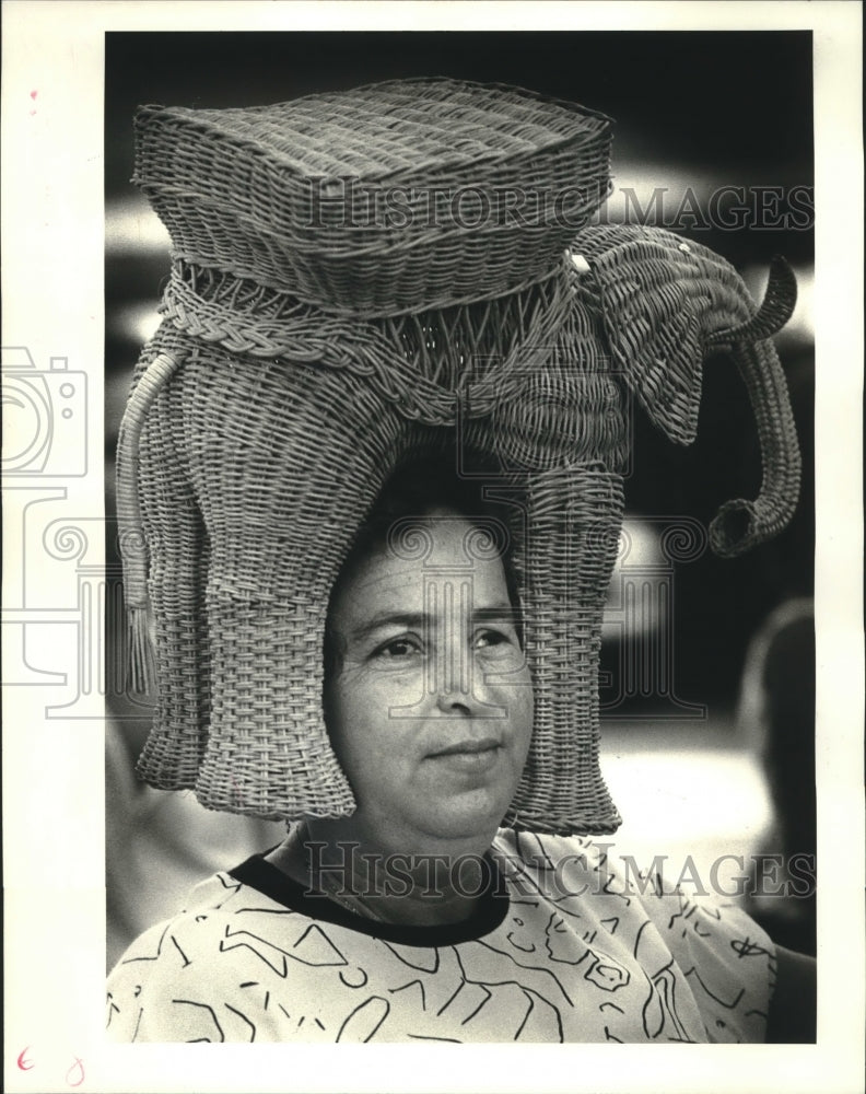 1986 Press Photo Maria Porras wears wicker elephant during Fiesta Latina de Rio - Historic Images