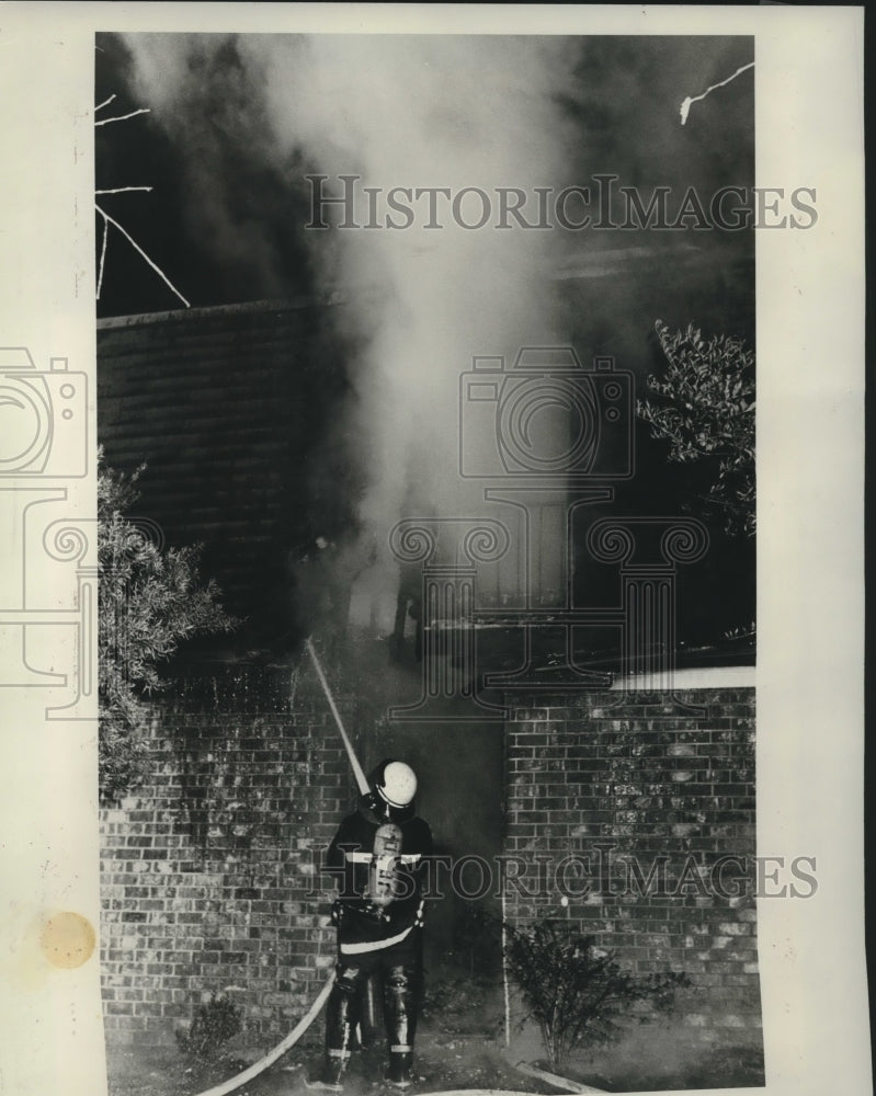 1985 Press Photo Jefferson Parish fireman puts water on Park Lane Condominium - Historic Images