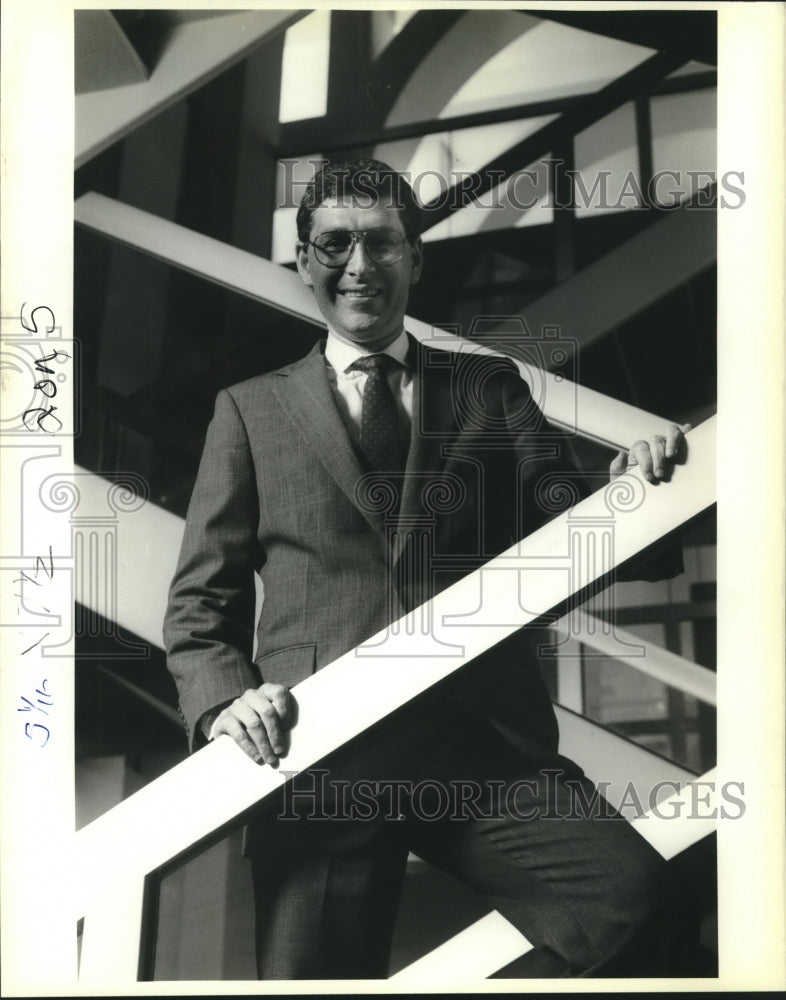 1988 Press Photo Dan Fogel, Dean of western-style business school in Hungary - Historic Images