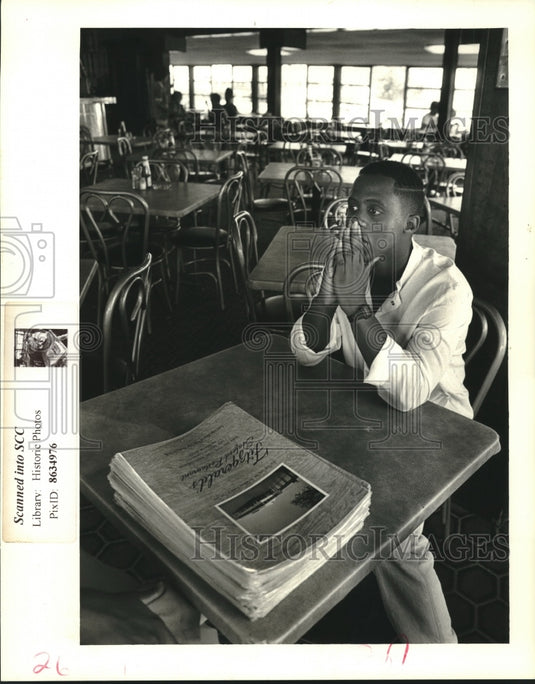 1987 Press Photo Busboy Ernest Johnson waits, Fitzgerald's Restaurant - Historic Images