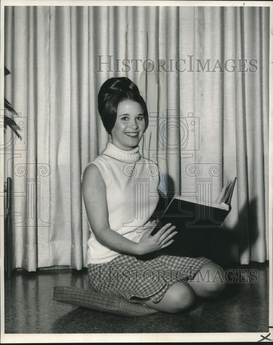 1968 Press Photo Miss Patricia Ann Fitzgerald, 1968 Crew of Hermes Queen - Historic Images
