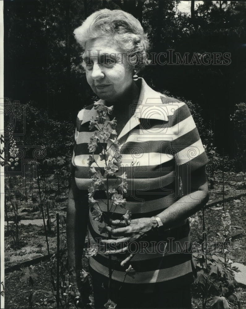 1978 Press Photo Mrs. Ben M. Friedman stands next to Delphinium stalk - Historic Images