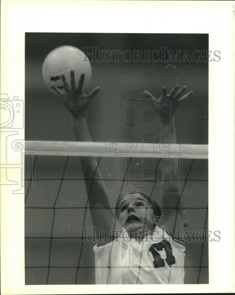 Press Photo Ben Franklin&#39;s Rebecca Teichgraieber attempts to block volleyball - Historic Images