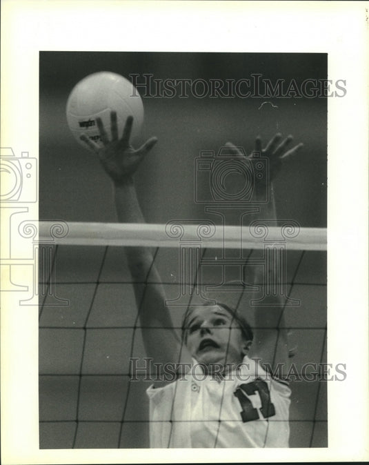 Press Photo Ben Franklin's Rebecca Teichgraieber attempts to block volleyball - Historic Images