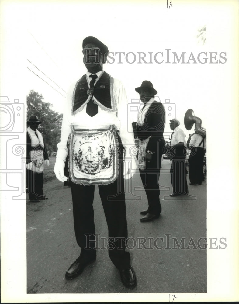 1994 Press Photo Grand Noble Isiah Franklin, Sr. shows off his Odd Fellows regal - Historic Images