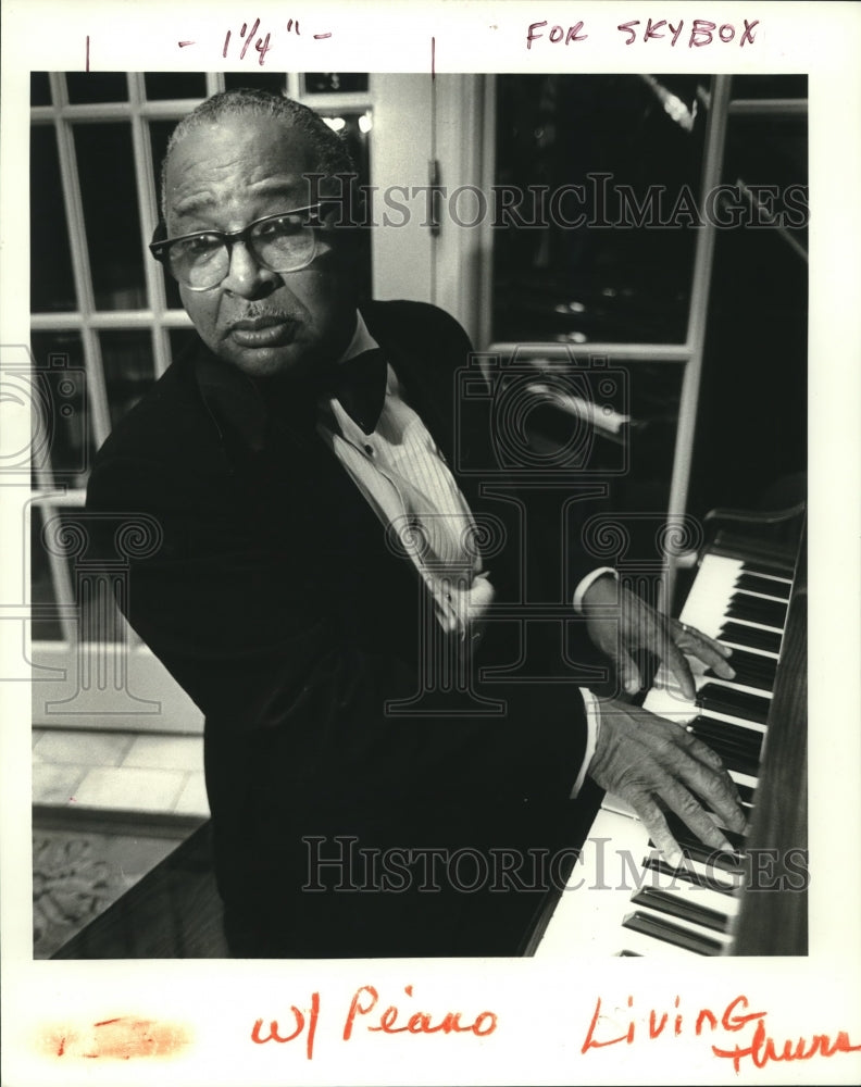 1987 Press Photo Karl Franklin plays the piano at the Royal Orleans bar. - Historic Images