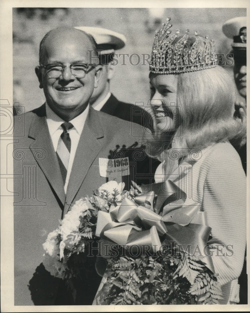 1968 Press Photo Laurie Jean Frize, right - nob13529 - Historic Images