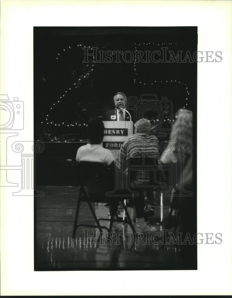 1995 Press Photo Jim Galandez speaks at Henry Ford Junor High School, Avondale - Historic Images