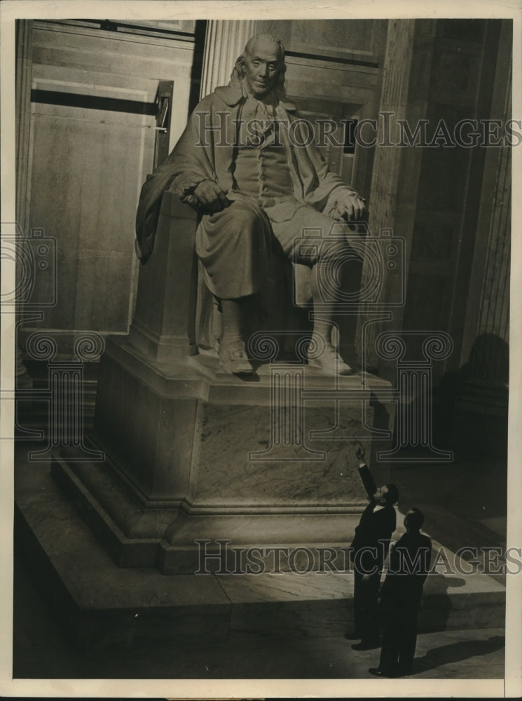 Press Photo Men looking at statue - Historic Images