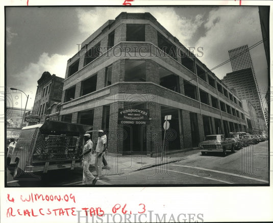 1984 Press Photo Workers at warehouse site of Fuddruckers & condos. - nob13601 - Historic Images
