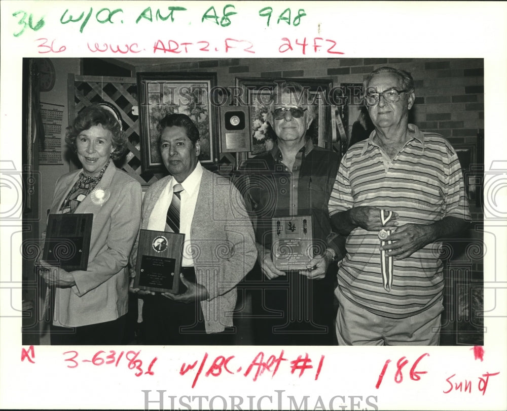 1987 Press Photo Lois Freund &amp; others receive Art Guild awards. - Historic Images