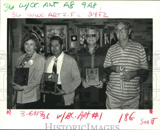 1987 Press Photo Lois Freund & others receive Art Guild awards. - Historic Images