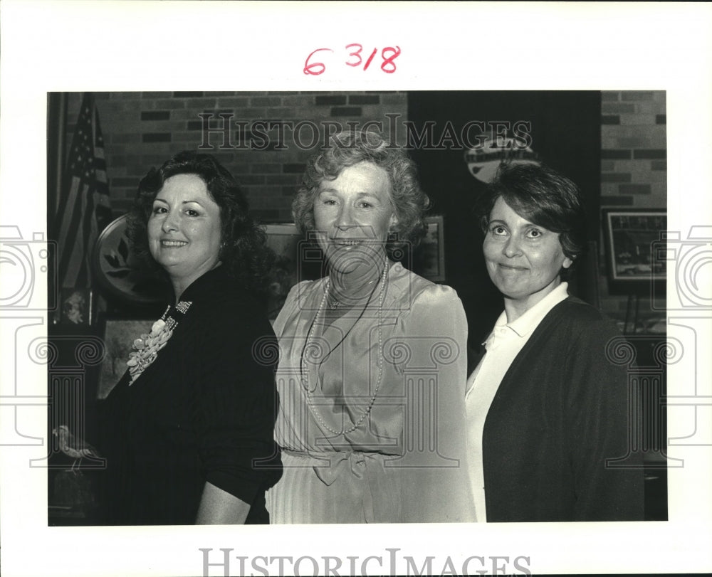 1988 Press Photo Lois Freund &amp; other St. Bernard Art Guild&#39;s first place winners - Historic Images