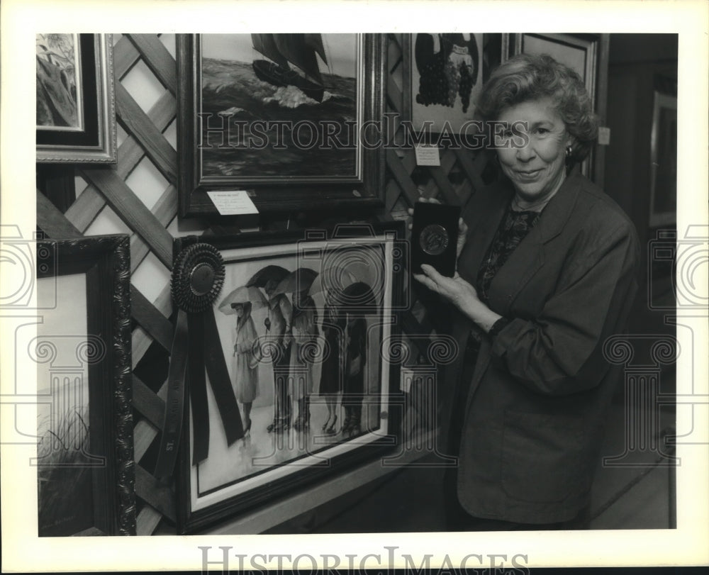 1989 Press Photo Lois Freund posed by her painting that won best of Show award - Historic Images