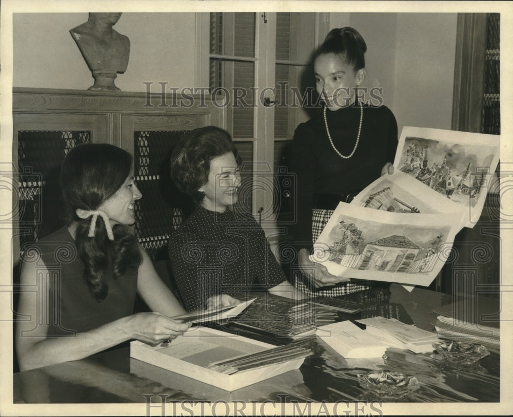 1971 Press Photo Officers and members of the Little Theatre discussing plans - Historic Images