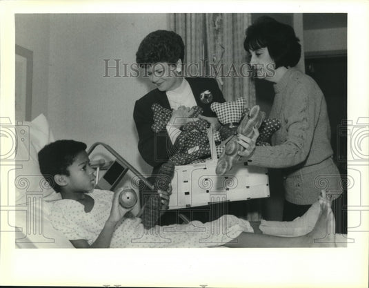 1989 Press Photo Telephone Pioneer Partners give teddy bear to Aaron Gaines - Historic Images