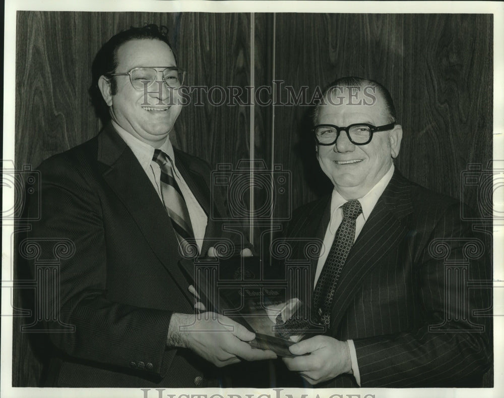 1973 Press Photo New Car Dealers' Richard Gaiennie gives plaque to Robert Bohn - Historic Images