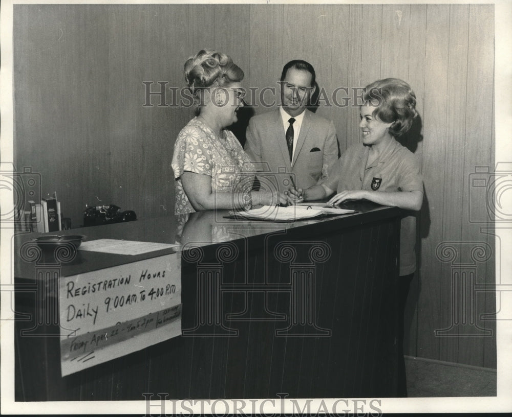 1970 Press Photo Members of Voters Station of Orleans Parish Castle Manor Center - Historic Images