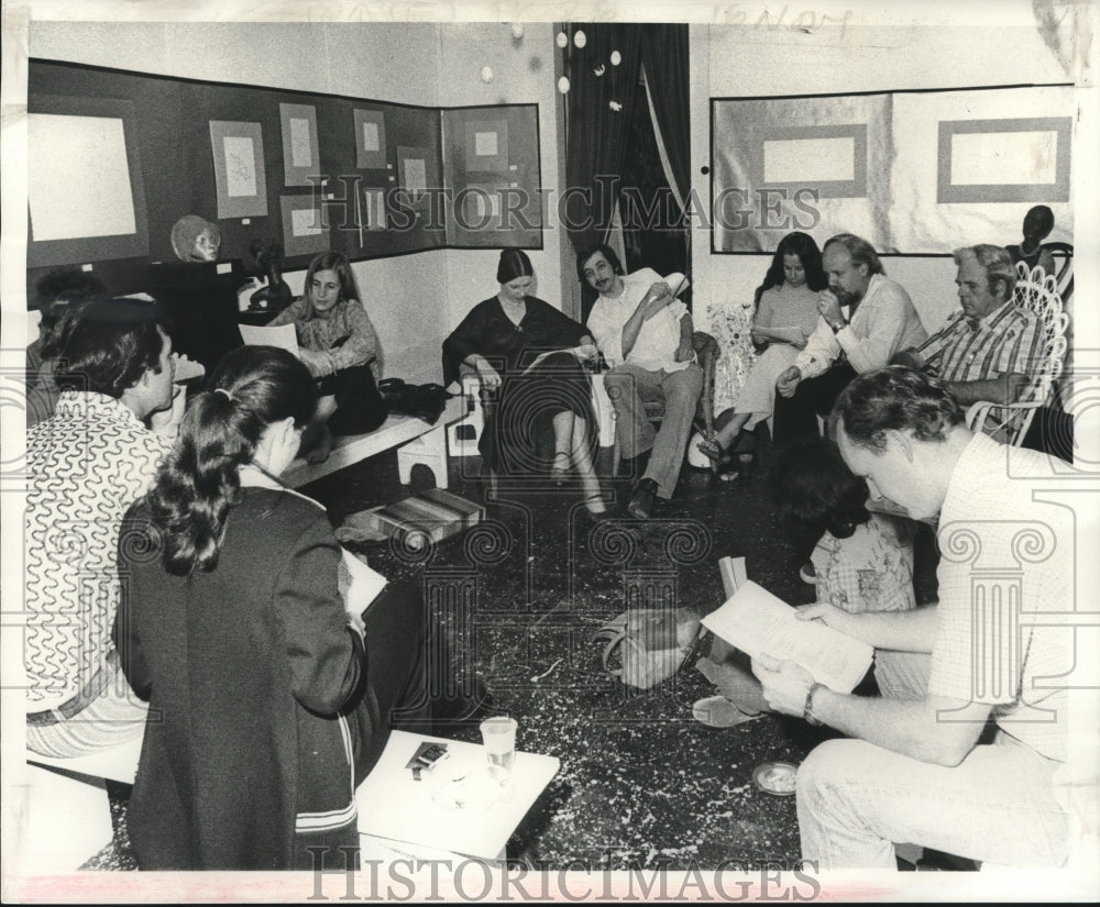 1975 Press Photo New Orleans Poetry Forum gathers for an evening workshop - Historic Images