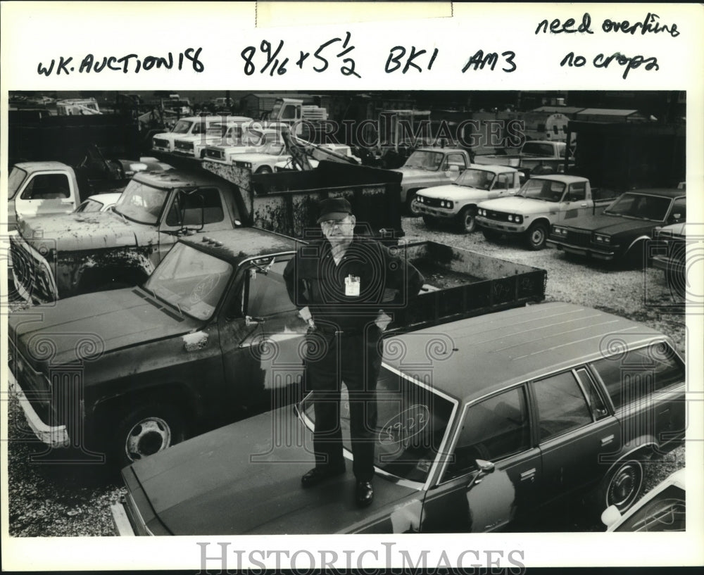 1990 Press Photo Jefferson parish surplus yard supervisor Vic Gallo - Historic Images