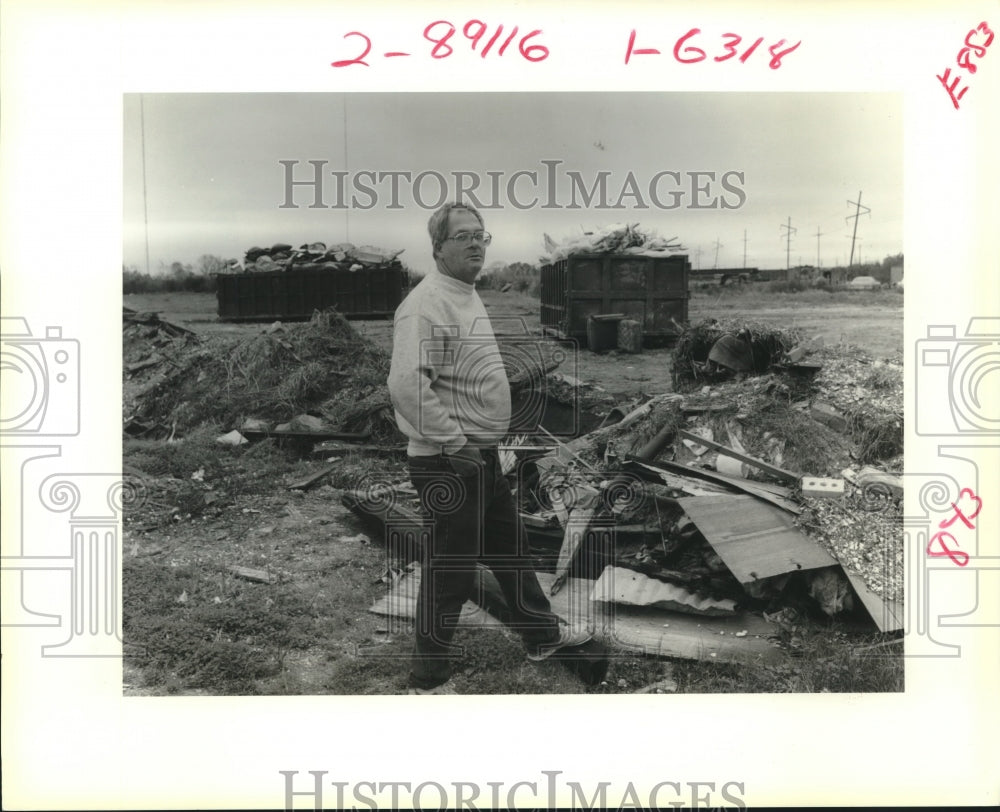 1989 Press Photo Wayne Frey, Dump Operator on former Parish dump in Chalmette - Historic Images