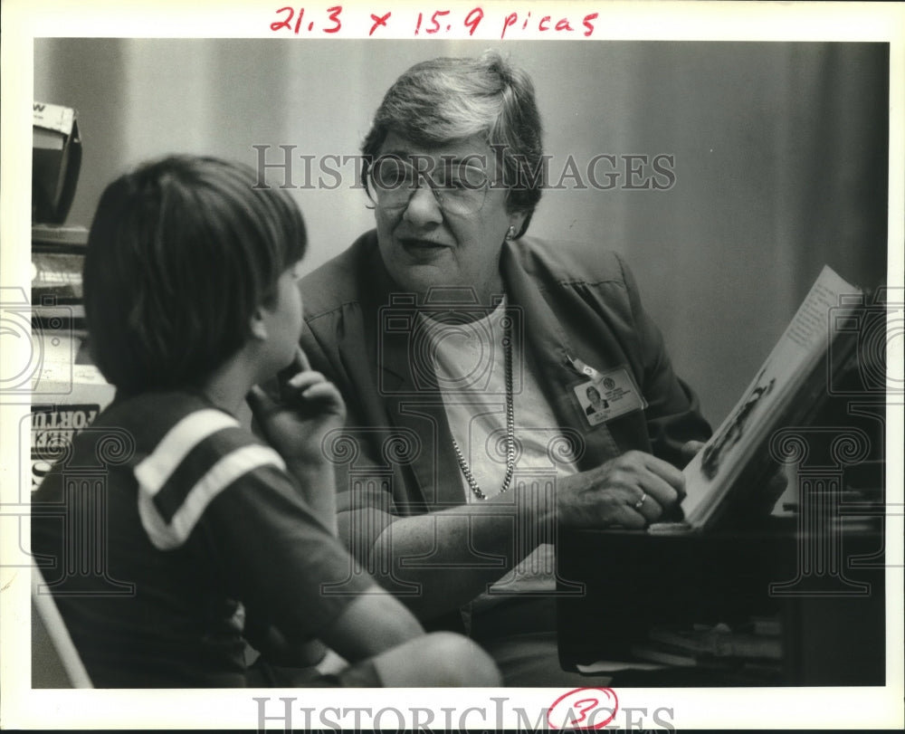 1991 Press Photo Jane Frick plies her art at New Orleans Adolescent Hospital - Historic Images