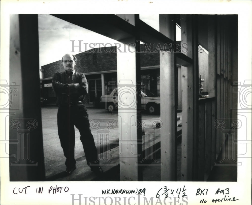 1993 Press Photo James Galliano framed by his neighbors building expansion - Historic Images