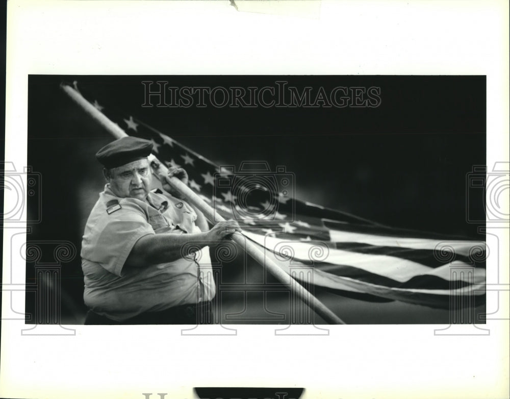 1992 Press Photo Associate Scout leader Roy Galliano Sr. raises flagpole - Historic Images