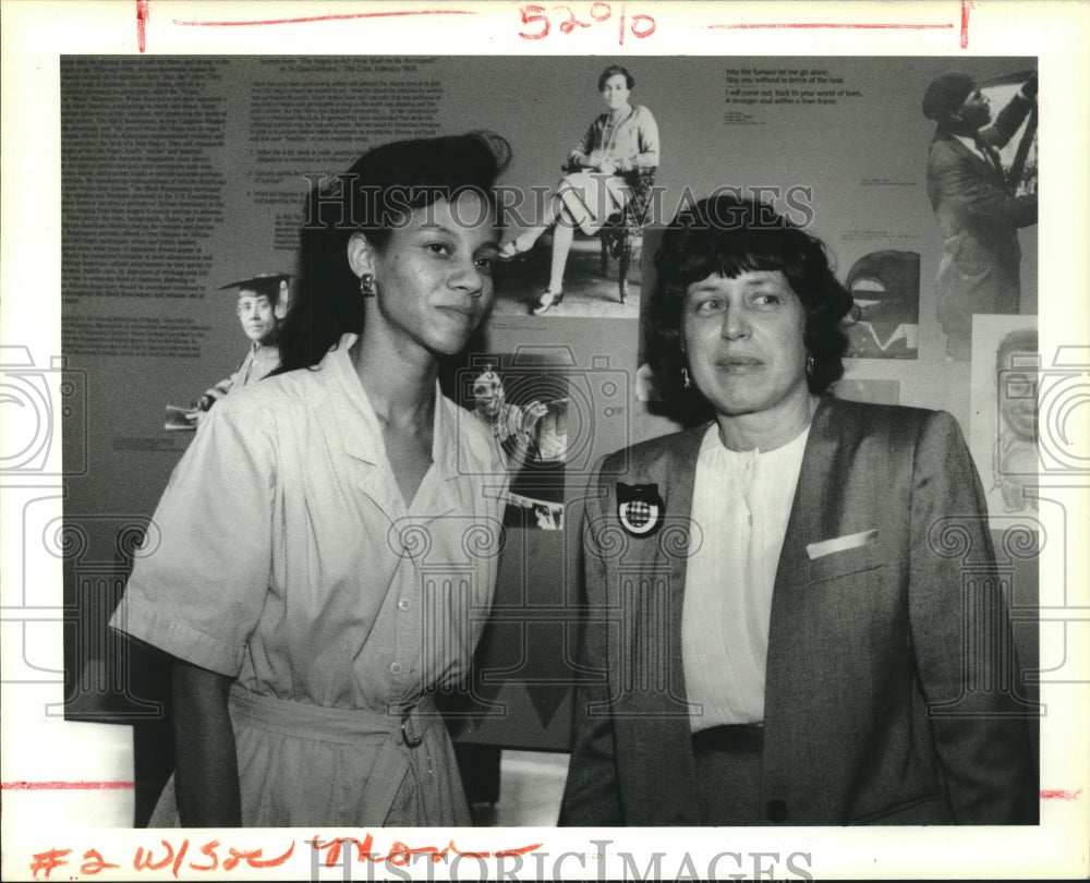 1991 Press Photo Lynn Gaines, Nell Congon at the Black History Exhibit - Historic Images