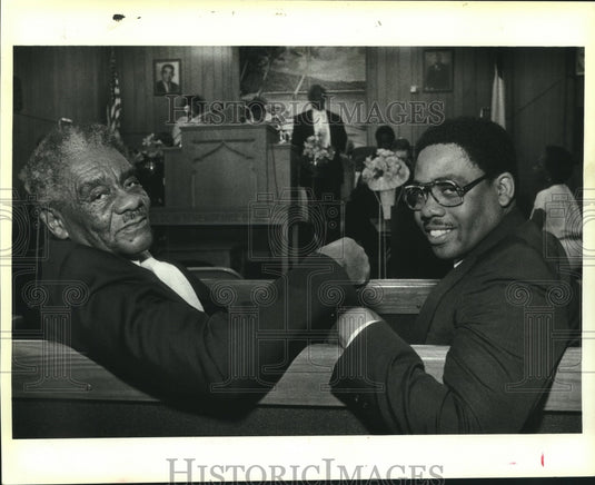 1987 Press Photo Rev. William Gaines & grandson Vincent Mitchell inside church - Historic Images