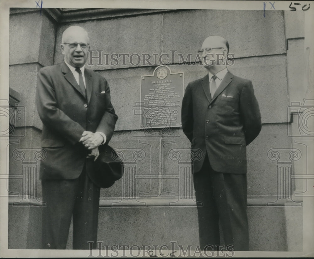 1966 Plaque placed on Gallier Hall by Orleans Parish Landmarks Com. - Historic Images