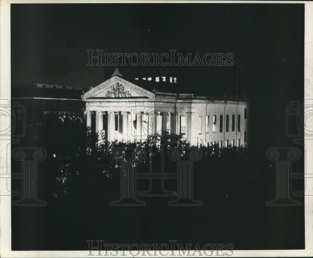 1987 Press Photo Brightly lite New Orleans Building - Historic Images