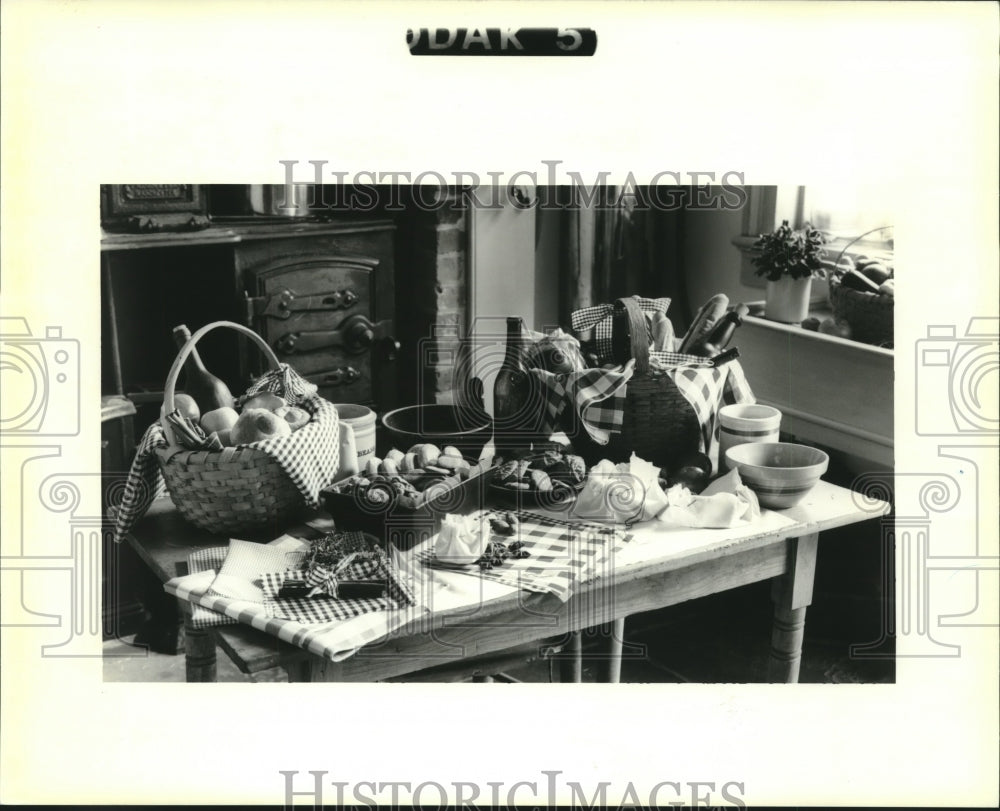 1994 Press Photo &quot;Charity Baskets&#39; set out for Christmas, Gallier House - Historic Images