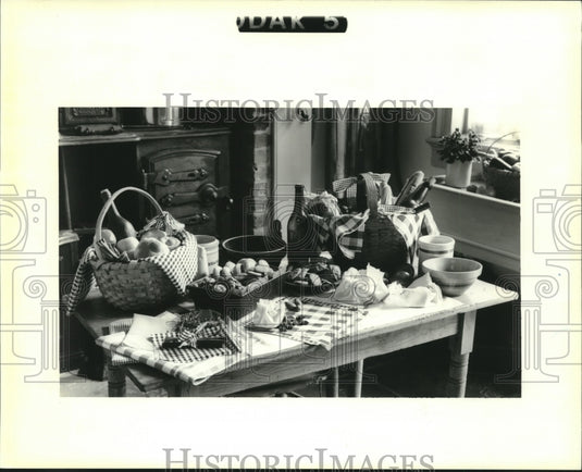 1994 Press Photo "Charity Baskets' set out for Christmas, Gallier House - Historic Images