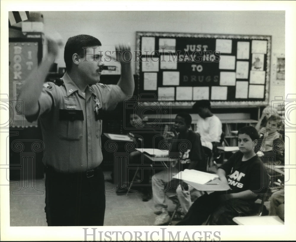 1991 Press Photo Deputy Darryl Galloway teaching at Bayou Lacombe Junior High. - Historic Images