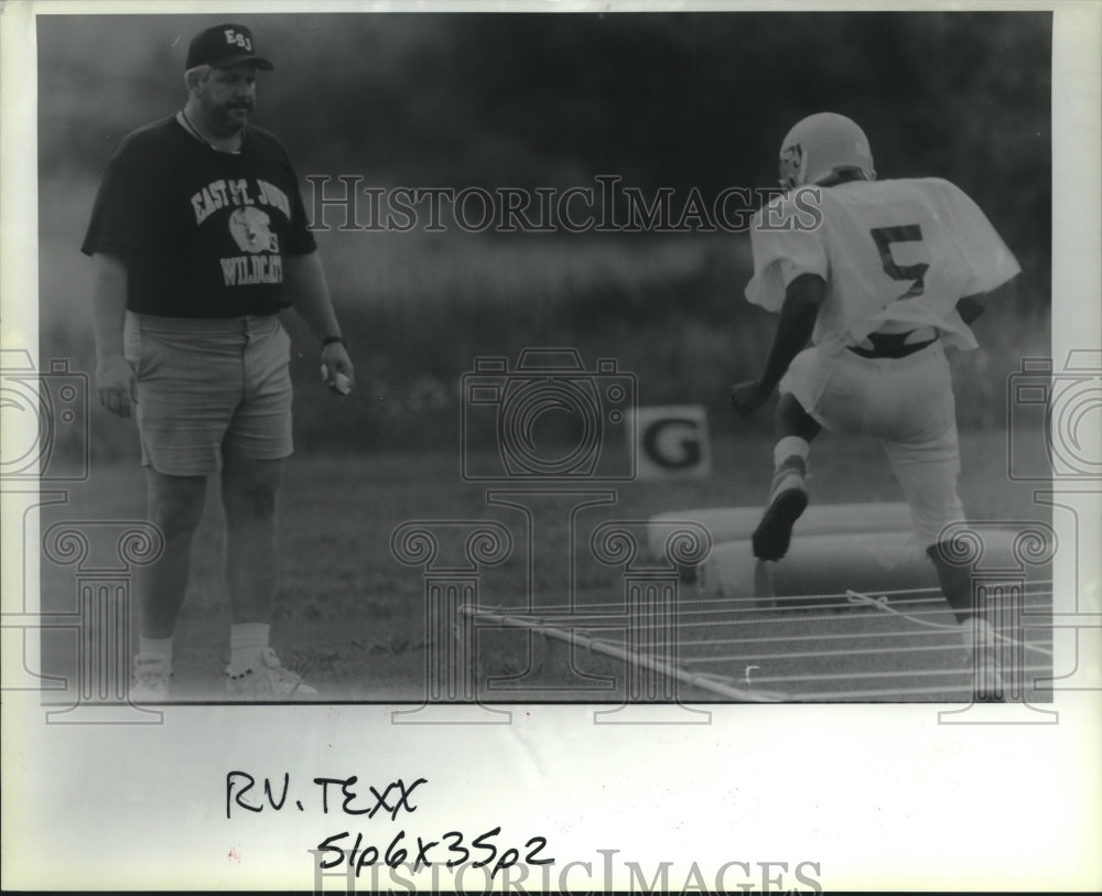 1995 Press Photo Football - East St. John coach Tex Galloway at Spring Training - Historic Images