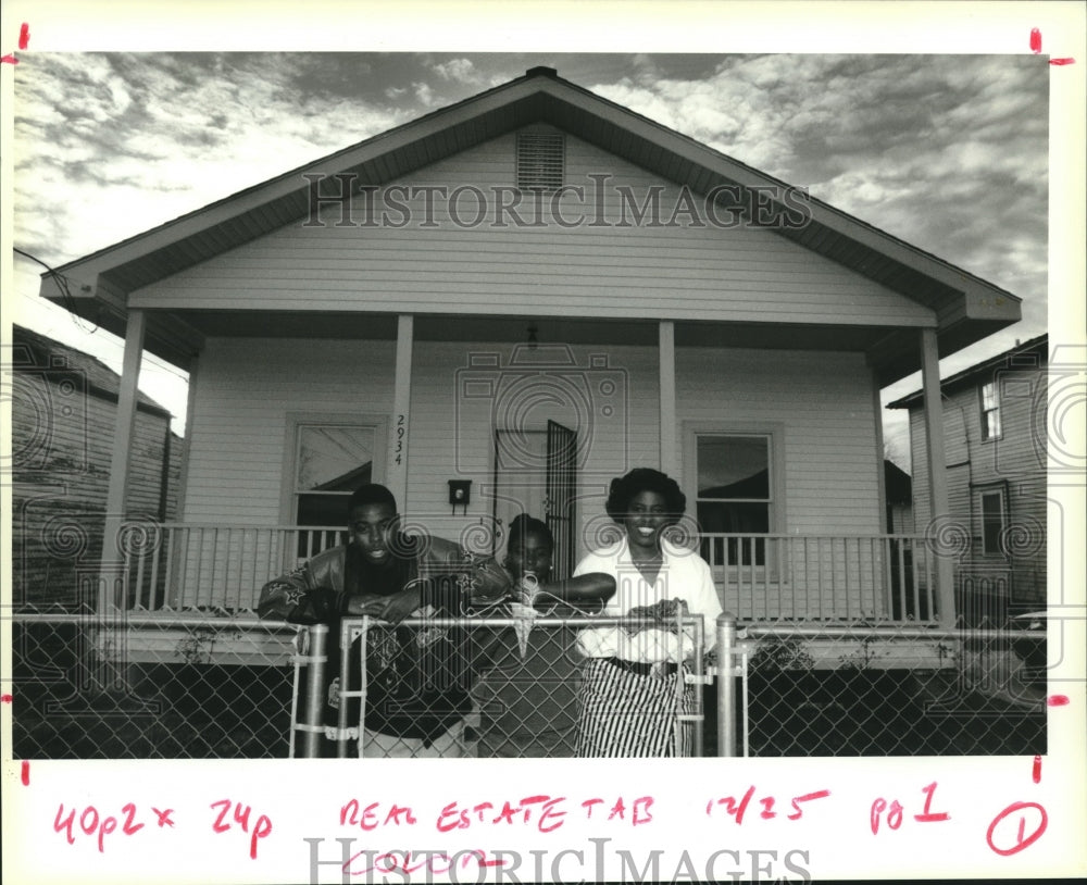 1993 Press Photo The Galman family outside their home at 2934 Pauger Street - Historic Images