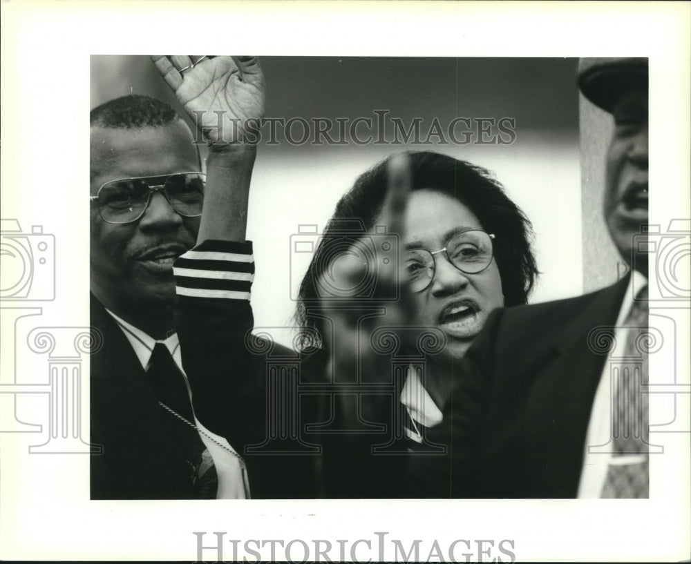 1995 Press Photo Rev. Marie Galatas respond with hands raised during ceremony - Historic Images