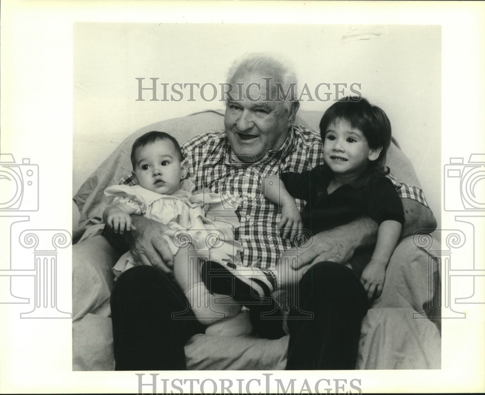 1990 Press Photo Leo Gallagher enjoys his two grand children Desiree and Dustin - Historic Images