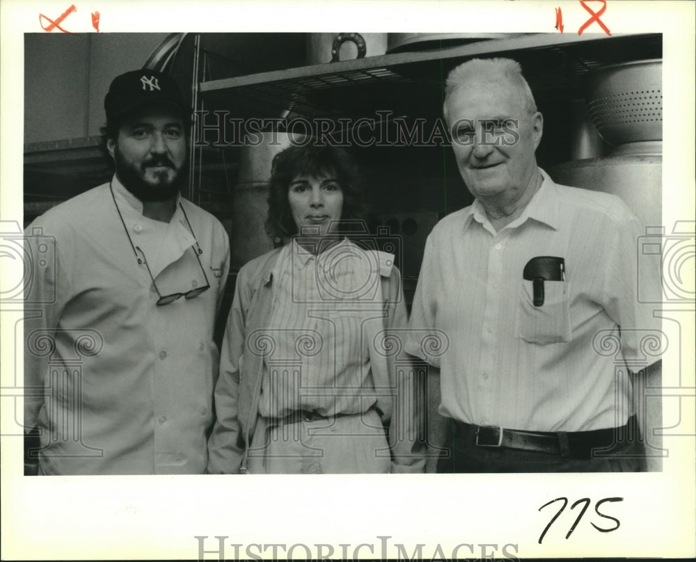 1988 Press Photo Pat Gallagher with his manager Maryellen Ward and father Hubie - Historic Images