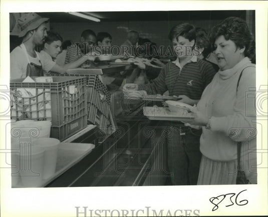 1988 Press Photo Cheryl Bragg and son Boy in line at St. Paul's School cafeteria - Historic Images