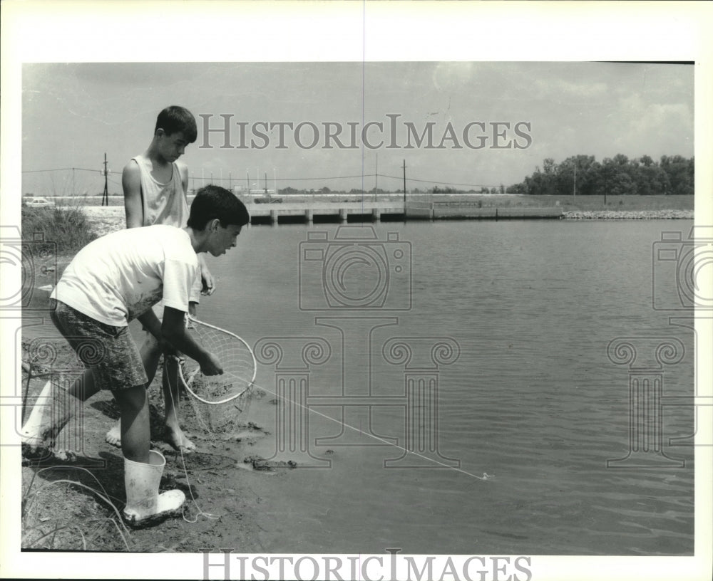 1991 Press Photo Kenny Schultz, Jr. &amp; Michael Veter, crab fishing in Braithwaite - Historic Images